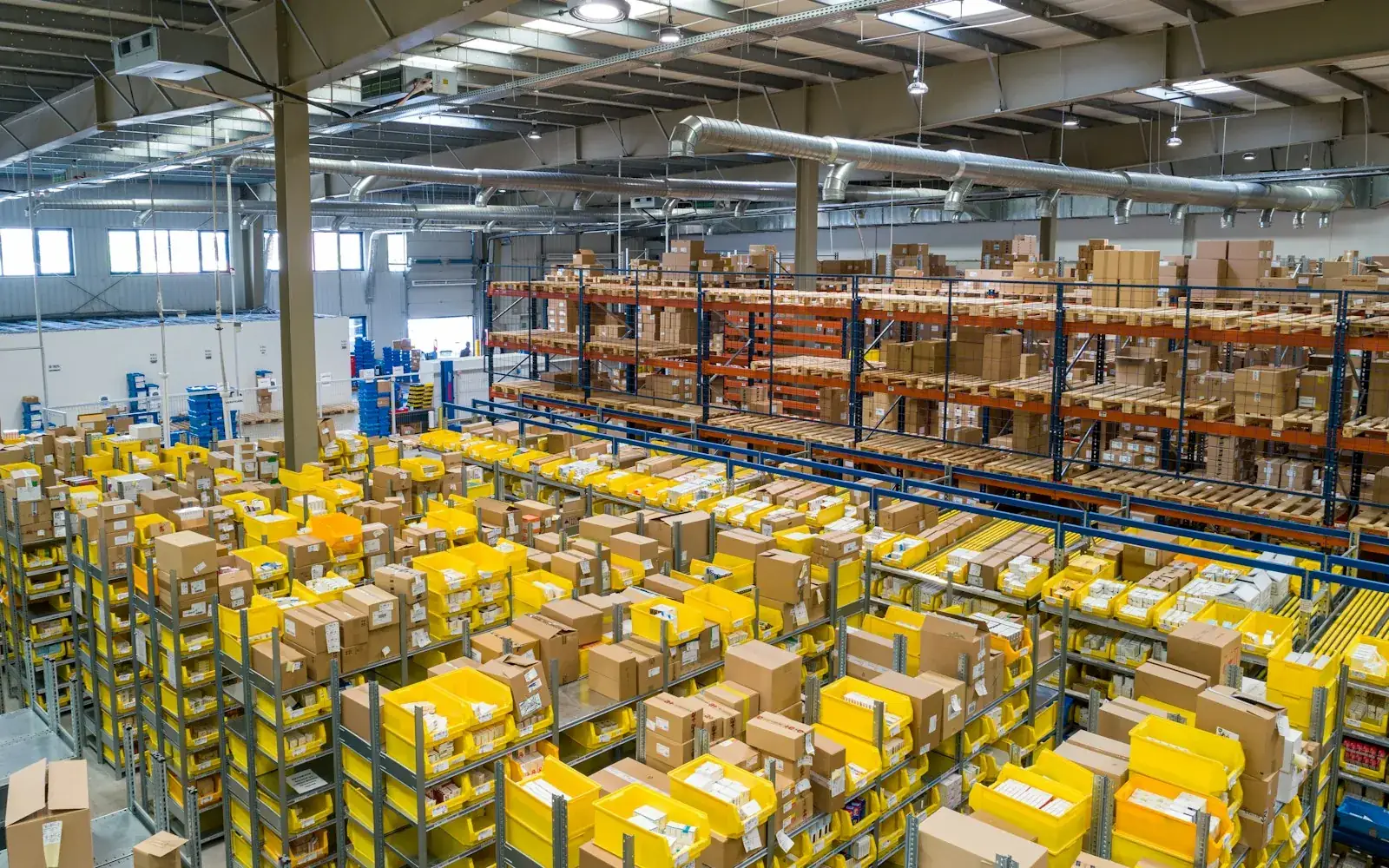 Un entrepôt logistique : les équipes terrain n’ont ni salle de formation ni ordinateur à portée de main, mais quelques minutes sur leur téléphone.