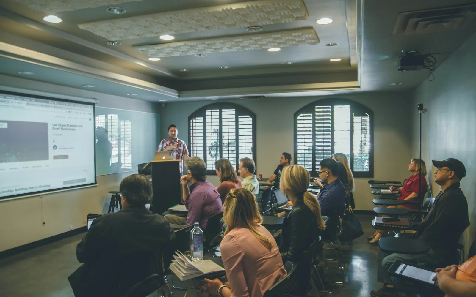 Une session de formation en salle : utile, mais difficile à organiser pour des équipes en horaires décalés ou réparties sur plusieurs sites.