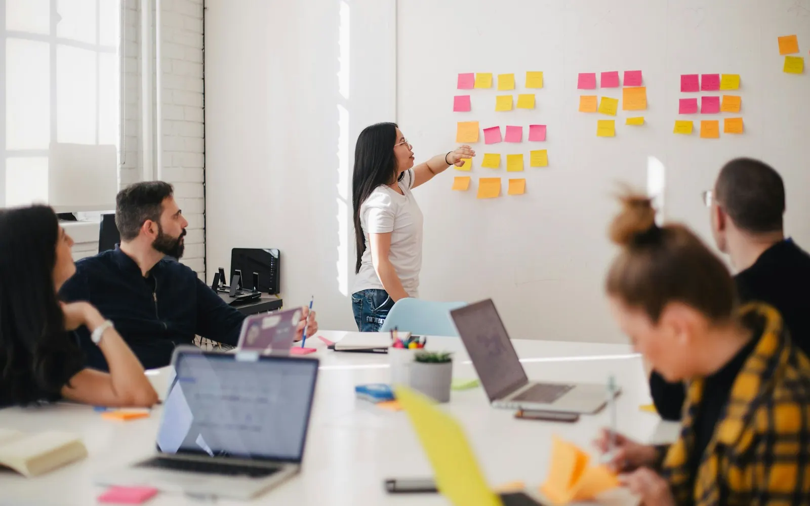 Un atelier d’idées avec post-it : rassembler, trier et prioriser les propositions des équipes.