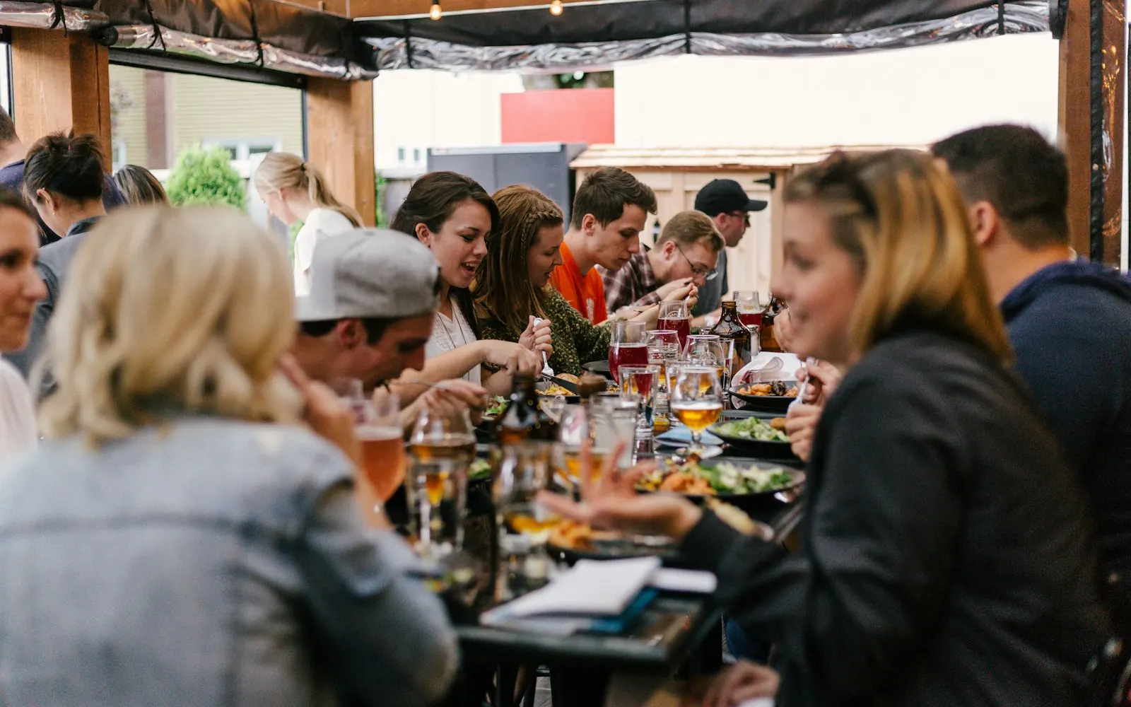 Un moment convivial en équipe : les collaborateurs fiers de leur entreprise en deviennent les meilleurs ambassadeurs.