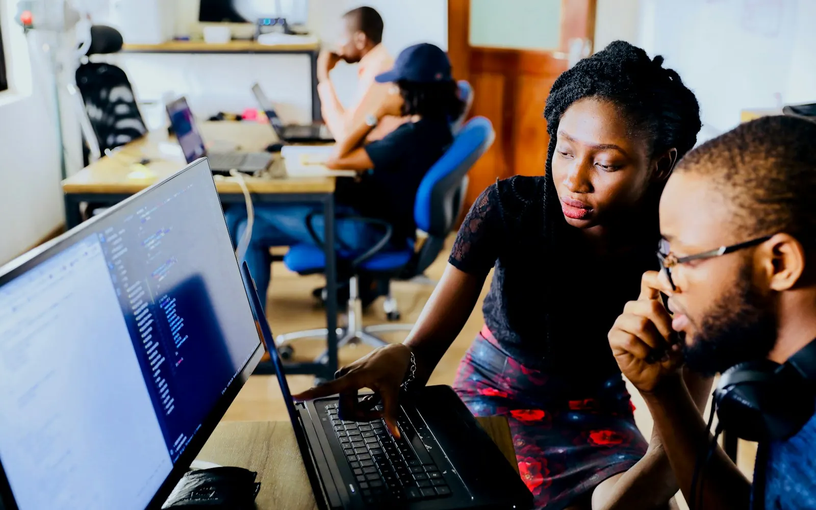 Des équipes diverses qui travaillent ensemble : l’inclusion se construit au quotidien, dans les échanges entre collègues.