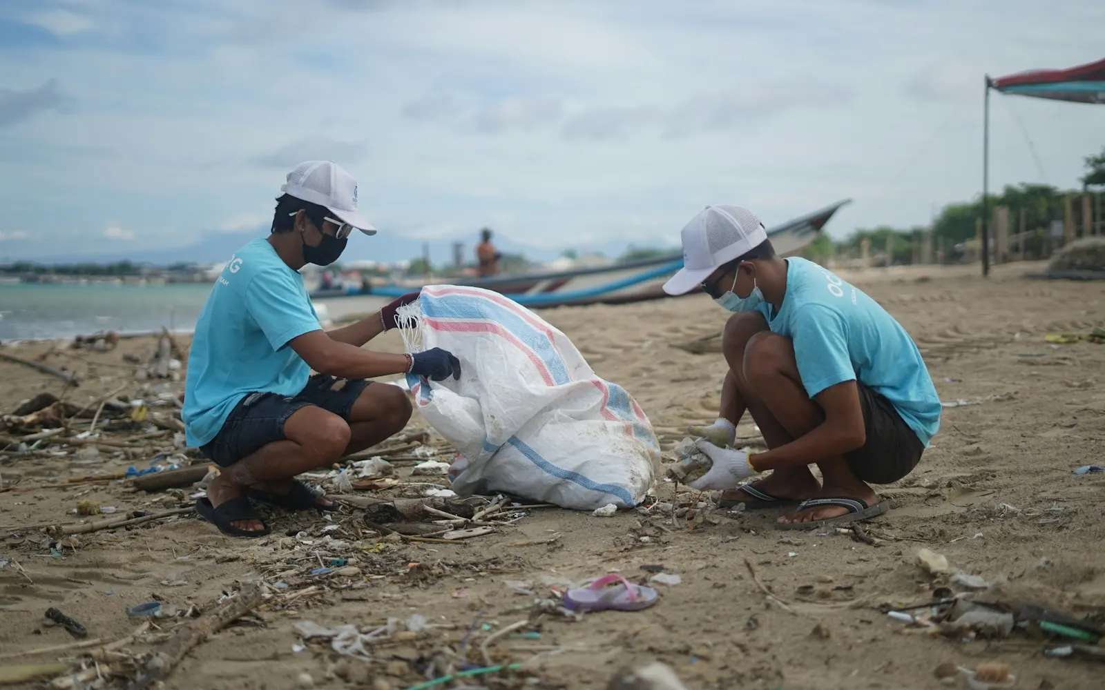 Une opération de ramassage de déchets : les actions RSE concrètes fédèrent les équipes et donnent du sens à l’engagement.